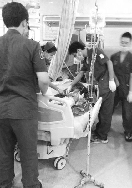 昨日下午2时40分，3岁男童小宝正在医院急诊室抢救